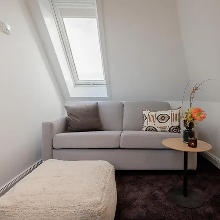 Living Lorens No 10 Apartment